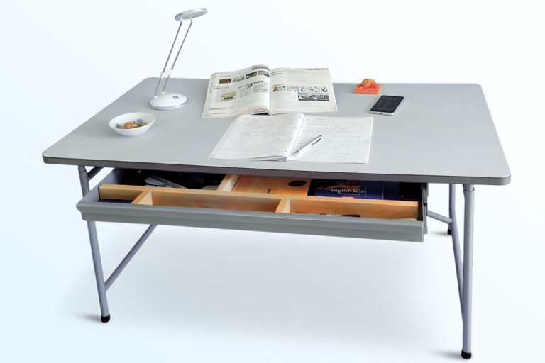 Kinderschreibtisch KINTO PREMIUM / SALTO Kindermöbel München / inspiriert von Eiermann-Tisch / Freisteller