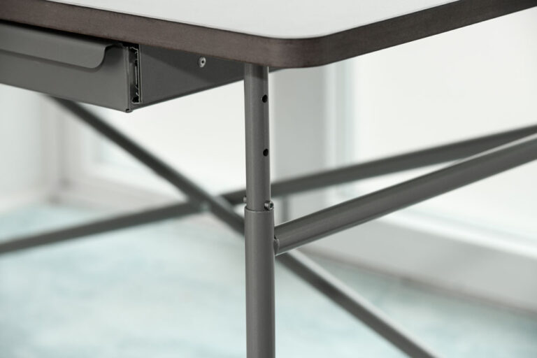 Kinderschreibtisch KINTO PREMIUM / SALTO Kindermöbel München / inspiriert von Eiermann-Tisch / Detail