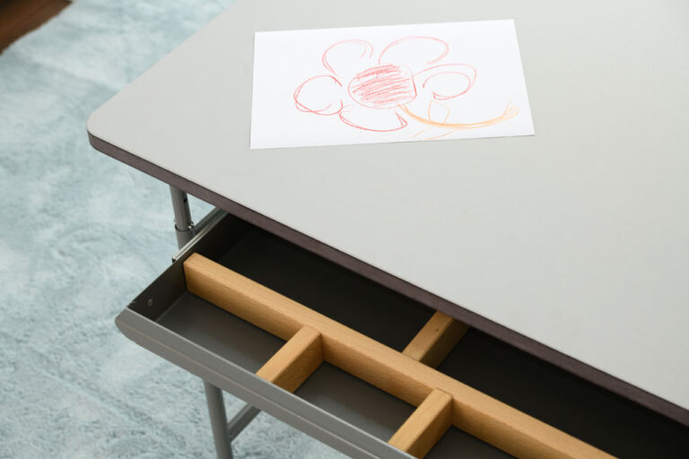 Kinderschreibtisch KINTO PREMIUM / SALTO Kindermöbel München / inspiriert von Eiermann-Tisch / Detail