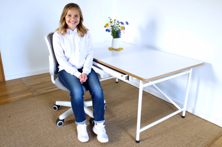 mitwachsender Kinderschreibtisch KINTO / SALTO Kindermöbel München / Eiermann-Tisch