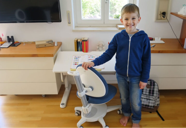 ergonomischer, höhenverstellbarer Kinderdrehstuhl SINO blau / SALTO Kindermöbel München / Moll / boy