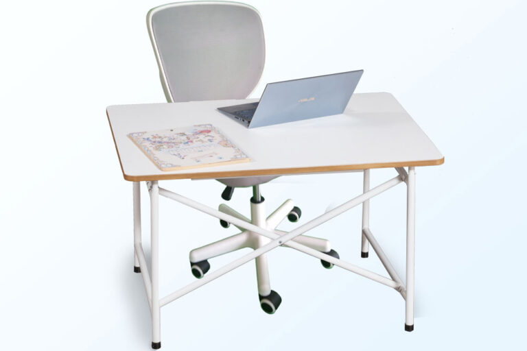 mitwachsender Kinderschreibtisch KINTO / SALTO Kindermöbel München / Eiermann-Tisch