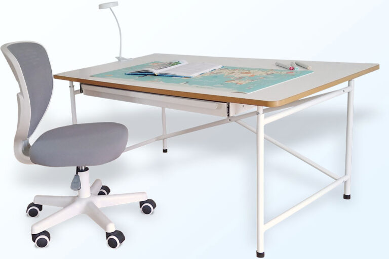 mitwachsender Kinderschreibtisch KINTO / SALTO Kindermöbel München / Eiermann-Tisch