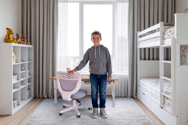 Kinderschreibtisch Kubiko-XL mit Kinderstuhl TADO / SALTO Kindermöbel München