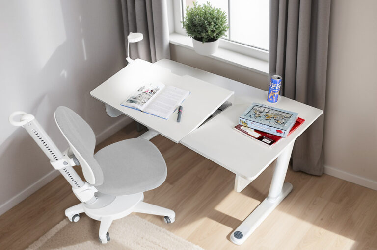 Höhenverstellbarer Kinderschreibtisch SINO und ergonomischer, höhenverstellbarer Kinderdrehstuhl SINO grau / SALTO Kindermöbel München / Moll